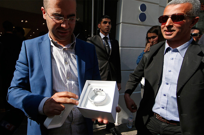 Покупатель демонстрирует часы Apple Watch около&nbsp;фирменного магазина Apple в&nbsp;Париже