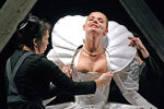 Елизавета Боярская в сцене из спектакля «Король Лир» в Малом драматическом театре, 2006 год
