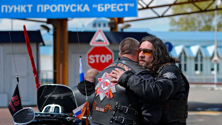 Президент мотоклуба «Ночные волки» Александр Залдостанов (справа) у пропускного пункта на белорусско-польской границе недалеко от Бреста