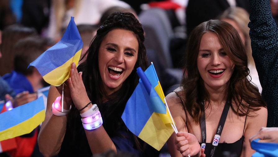 Представительница Украины Джамала (слева) на&nbsp;финале 61-го международного конкурса песни &laquo;Евровидение&nbsp;- 2016&raquo;