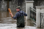 Житель несет французские багеты в&nbsp;затопленный дом своей матери после того, как дождь вызвал наводнение в&nbsp;предместье Орлеана, Франция
