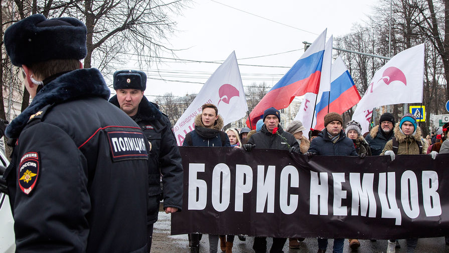 Участники марша памяти, посвященного годовщине гибели политика и общественного деятеля Бориса Немцова в&nbsp;Ярославле