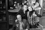 Грузинская актриса Софико Чиаурели (справа) с родителями — кинорежиссером Михаилом Чиаурели (слева) и народной артисткой СССР Верико Анджапаридзе (в центре): 1972 год