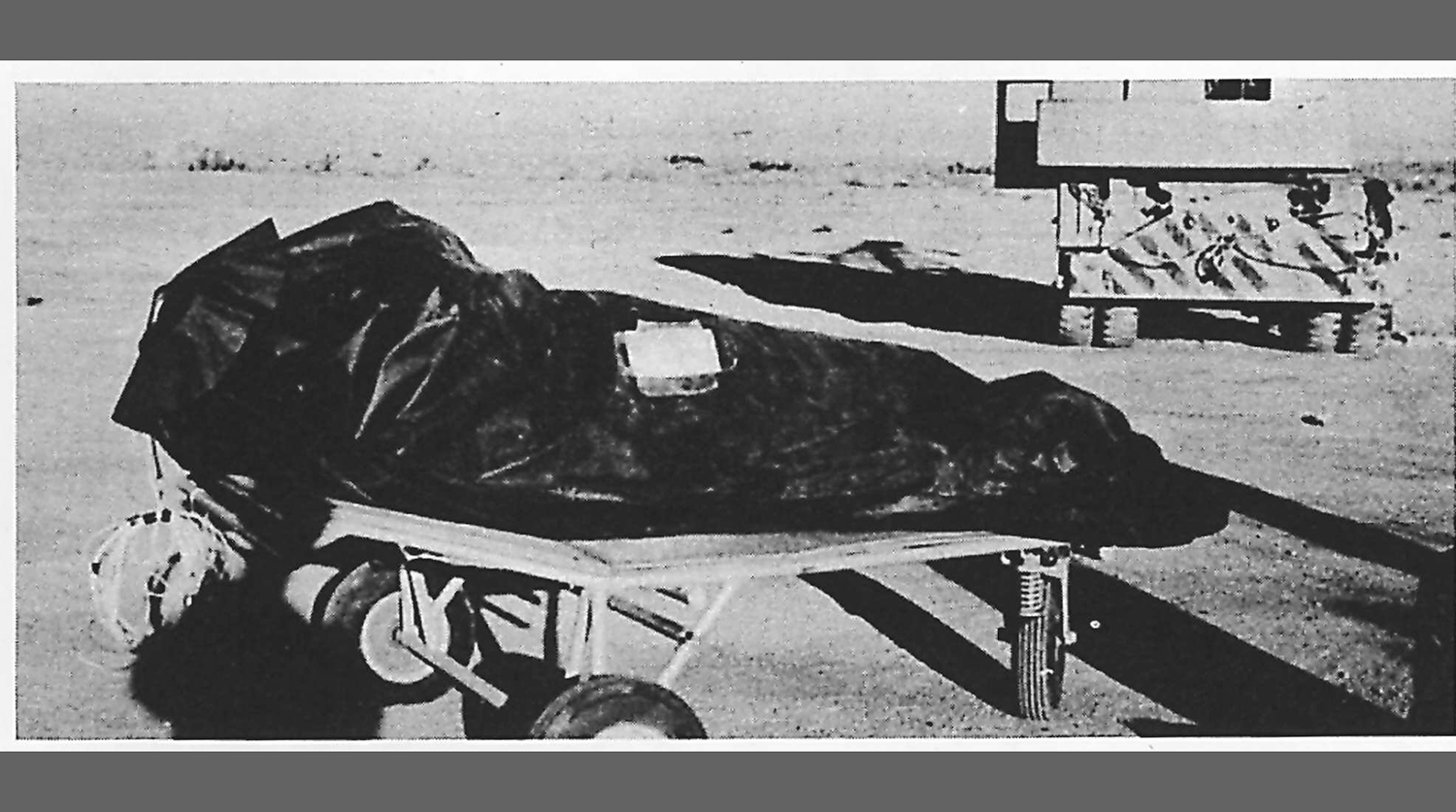 Фотография из «Розуэлльского доклада» ВВС США, опубликованного в 1997 году к 50-летию инцидента. В нем отмечалось, что участвовавшие в полетах зондов манекены помещались в пластиковые мешки для защиты от высокой температуры