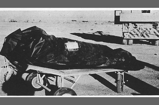 Фотография из «Розуэлльского доклада» ВВС США, опубликованного в 1997 году к 50-летию инцидента. В нем отмечалось, что участвовавшие в полетах зондов манекены помещались в пластиковые мешки для защиты от высокой температуры