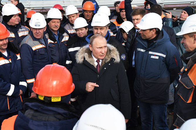 Владимир Путин во время осмотра готового участка автодорожной части Крымского моста через Керченский пролив, 14 марта 2018 года
