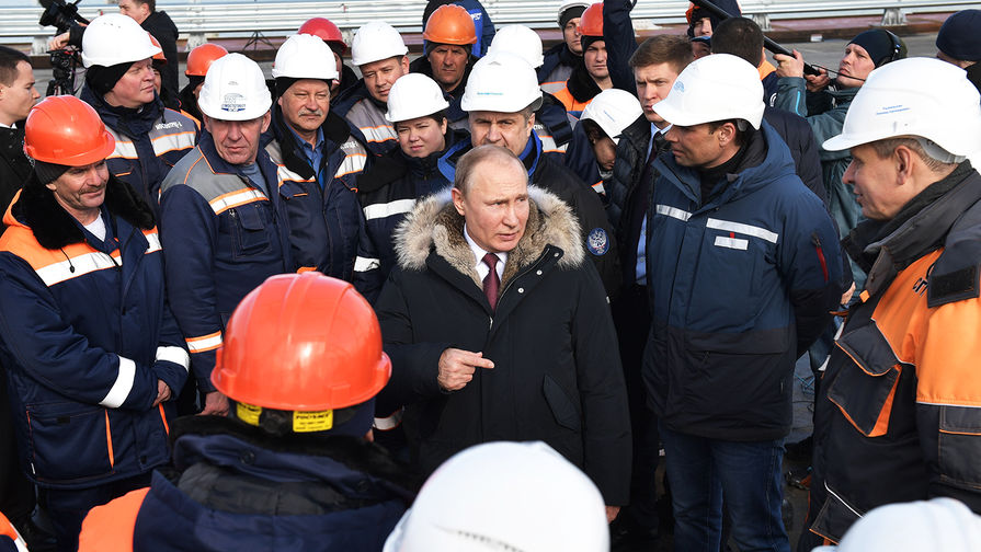 Владимир Путин во время осмотра готового участка автодорожной части Крымского моста через&nbsp;Керченский пролив, 14 марта 2018 года