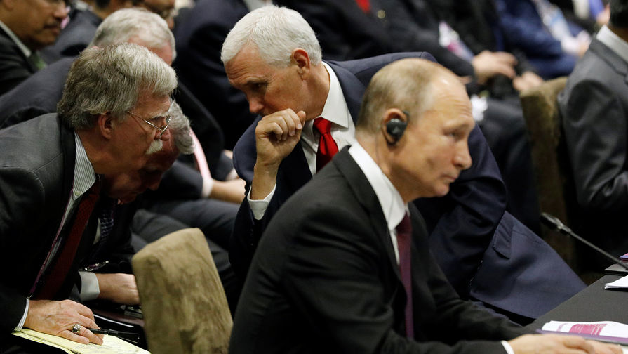 Советник президента США по&nbsp;национальной безопасности Джон Болтон, вице-президент Майк Пенс и президент России Владимир Путин во время пленарного заседания в&nbsp;рамках Восточноазиатского саммита в&nbsp;Сингапуре, 15 ноября 2018 года