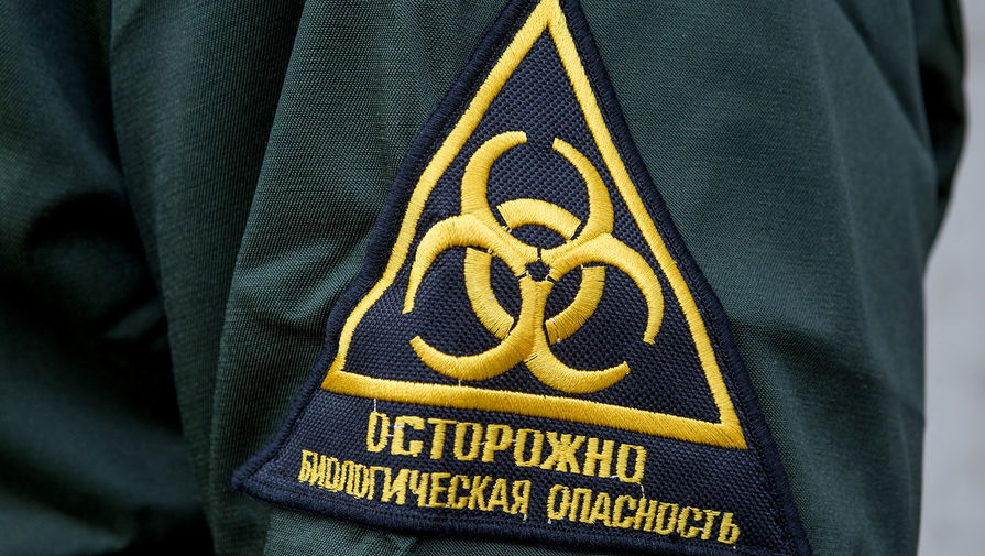 Нашивка «Осторожно биологическая опасность» на форме сотрудника инфекционной больницы.