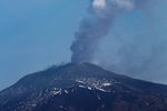 Вид на вулкан Этна на Сицилии, 19 апреля 2020 года