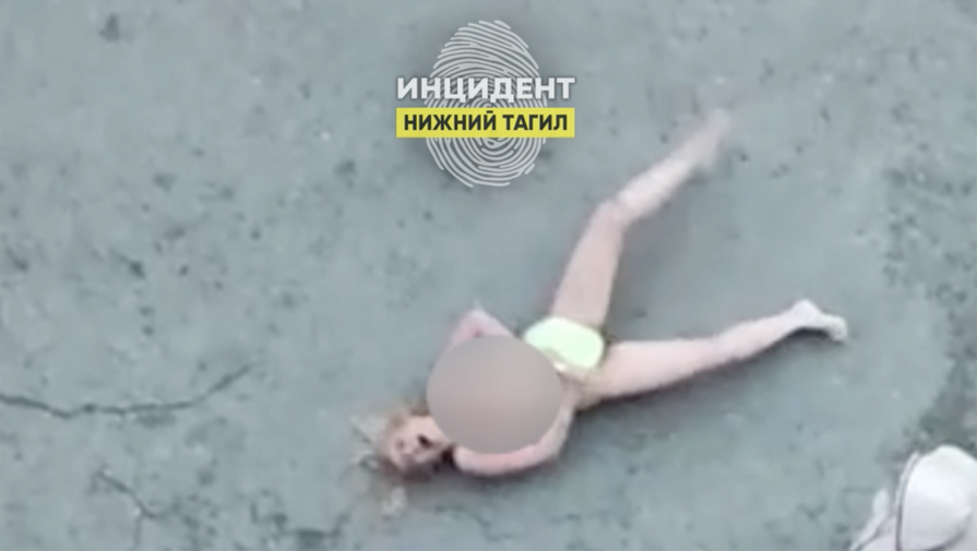 В Свердловской области прохожие заметили извивающуюся на асфальте полуголую девушку