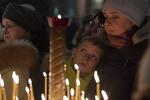 Верующие перед началом Рождественской литургии в Казанском соборе, Санкт-Петербург, 7 января 2024 года