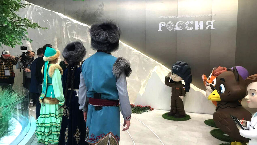 Россияне несут цветы на стенд Белгородской области на выставке 