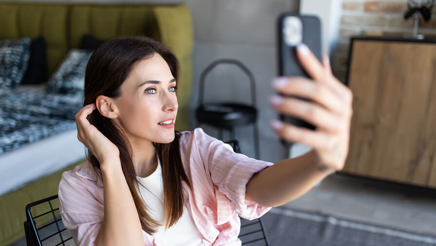 Высокая активность в соцсетях, особенно с фокусом на селфи, может указывать на тревожность