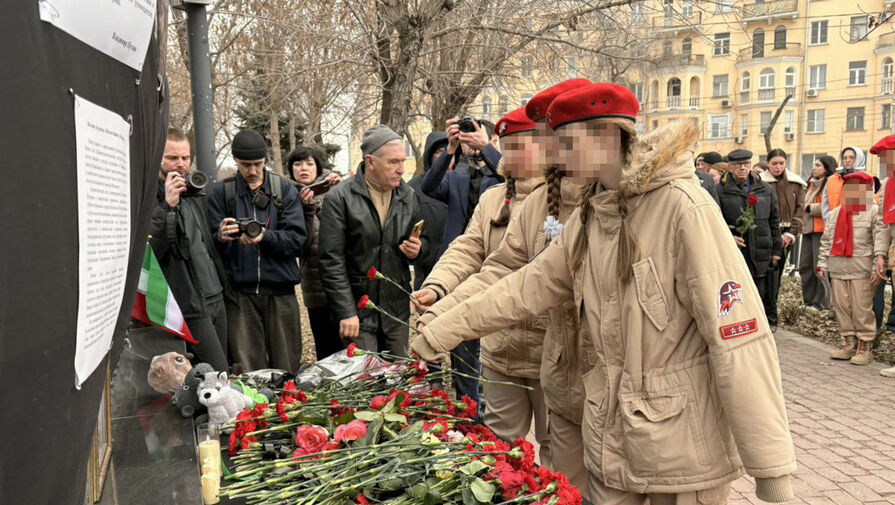 Астраханских школьников отправили к консульству Ирана почтить память Али Хаменеи