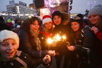 Жители города во время праздничной церемонии зажжения огней на главной елке Донецкой народной республики
