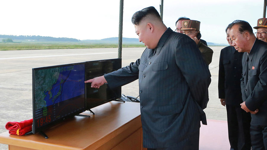 Высший руководитель КНДР Ким Чен Ын во время запуска ракеты «Хвасон-12». Фотография опубликована агентством ЦТАК 16 сентября 2017 года