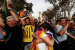 Жители Барселоны празднуют объявление о независимости Каталонии от Испании, 27 октября 2017 года