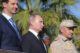 Президент Сирии Башар Асад, президент России Владимир Путин и министр обороны России Сергей Шойгу на российской авиабазе «Хмеймим», 11 декабря 2017 года
