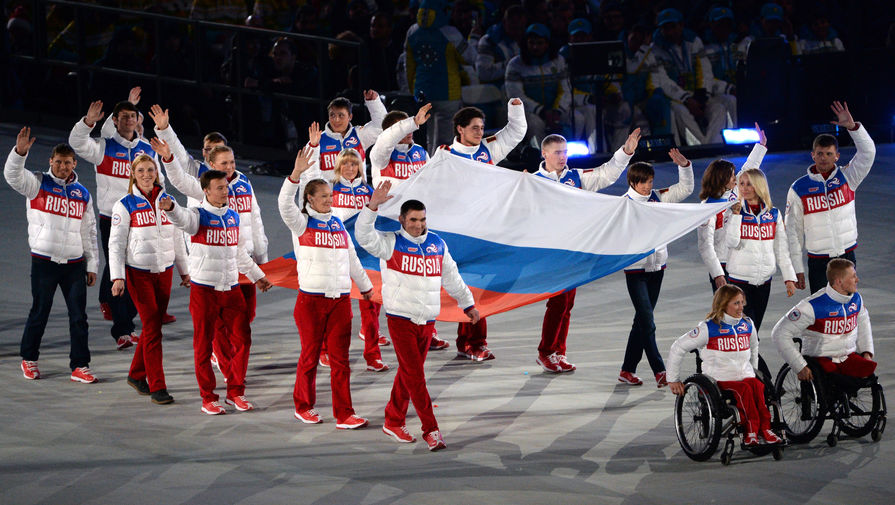 Вынос национального флага России на церемонии закрытия Паралимпийских игр в Сочи