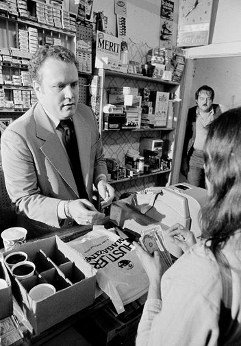 Ларри Флинт во время продажи своих журналов в&nbsp;книжном магазине в&nbsp;Атланте, 1977 год