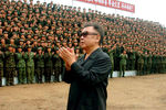 Ким Чен Ир в военной части, снимок без даты опубликован в 2007 году