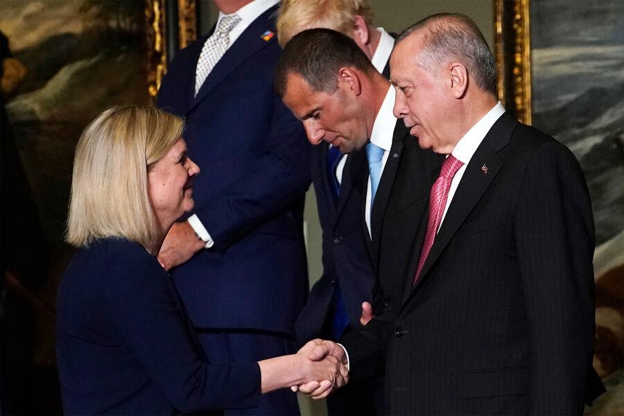 Премьер-министр Швеции Магдалена Андерссон и президент Турции Реджеп Тайип Эрдоган на саммите НАТО в Мадриде, 29 июня 2022 года