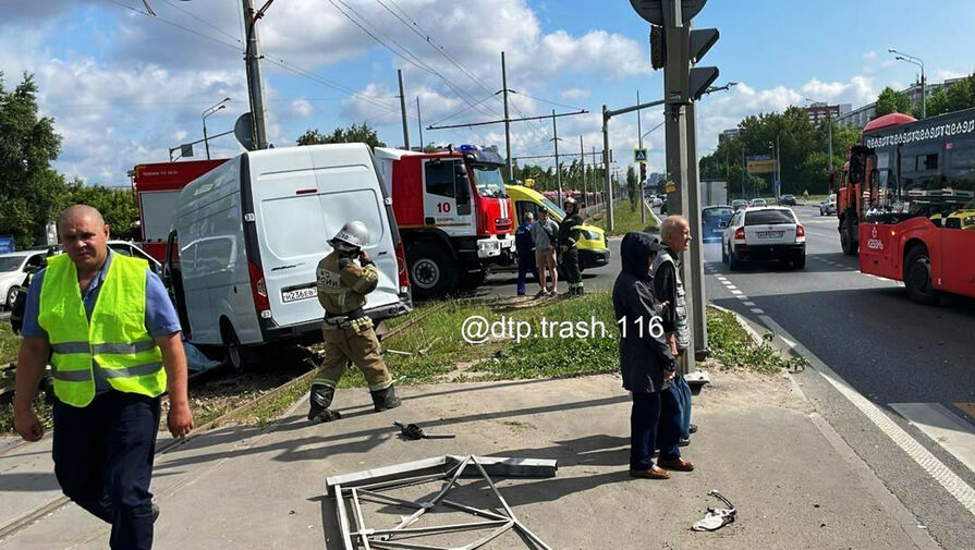 В Казани КамАЗ вытолкнул Газель на людей, стоявших на остановке