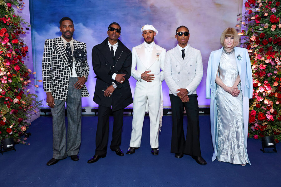 Сопредседатели Met Gala Колман Доминго, A$AP Rocky, Льюис Хэмилтон, Фаррелл Уильямс и председатель Анна Винтур во время благотворительного бала в&nbsp;Метрополитен-музее, Нью Йорк, США, 5&nbsp;мая 2025&nbsp;года