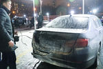 Поврежденный при пожаре автомобиль около торгового центра «Рио» на Большой Черемушкинской улице в Москве, 24 января 2017 года