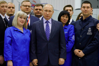 Владимир Путин во время встречи с работниками ПАО «Объединенная двигателестроительная корпорация - Уфимское моторостроительное производственное объединение» («ОДК-УМПО») в Уфе, 24 января 2018 года
