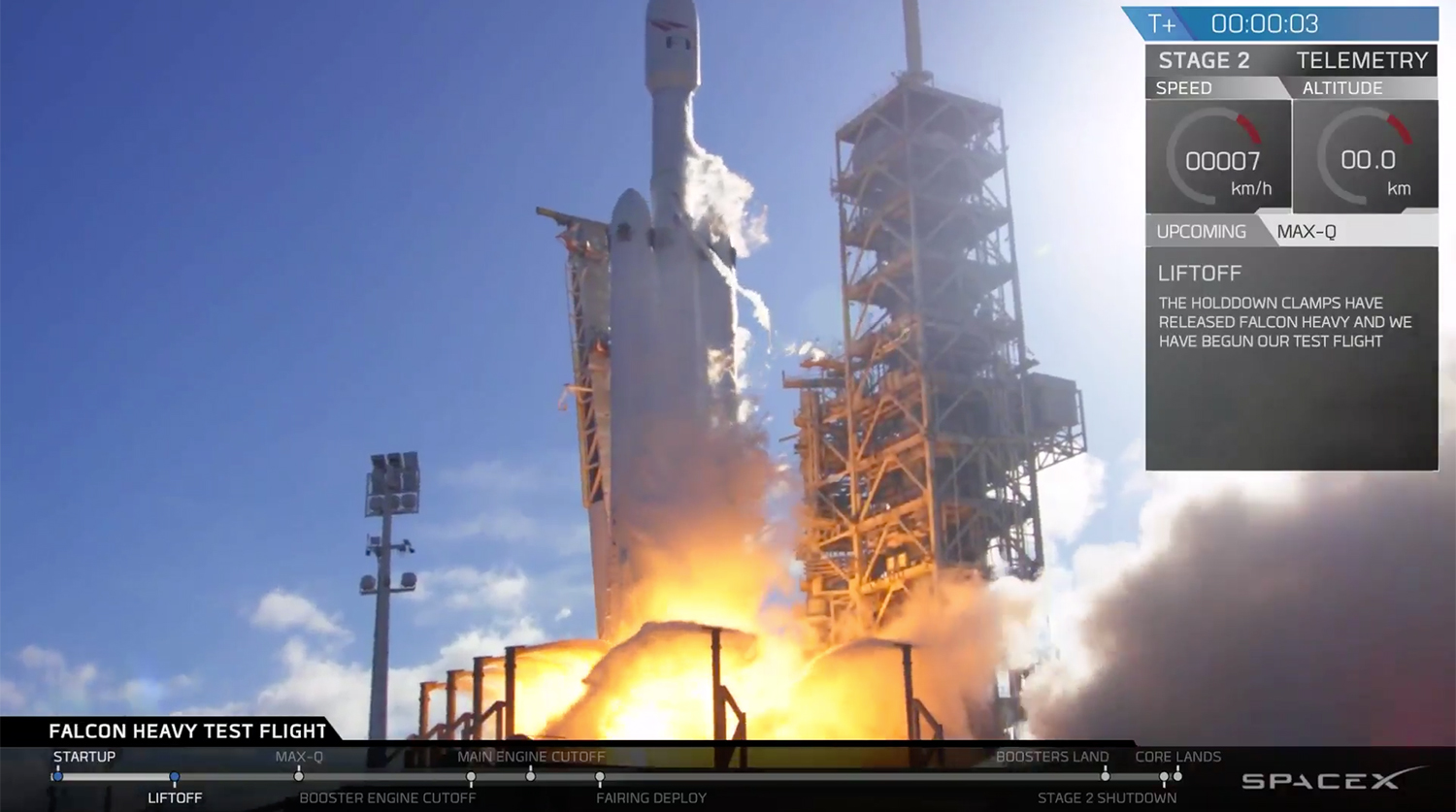 Во время запуска ракеты-носителя Falcon Heavy компании Илона Маска SpaceX с мыса Канаверал во Флориде, 6 февраля 2018 года