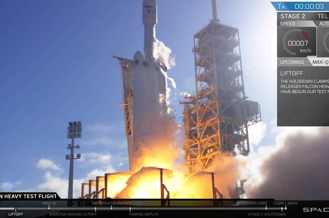 Во время запуска ракеты-носителя Falcon Heavy компании Илона Маска SpaceX с мыса Канаверал во Флориде, 6 февраля 2018 года