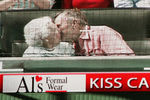 Барбара Буш и Джордж Буш-старший во время бейсбольного матча на большом экране стадиона, на котором показывают поцелуи, 2005 год 