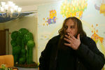Жерар Депардье во время перерыва между дублями на съемках фильма «Распутин», 2011 год