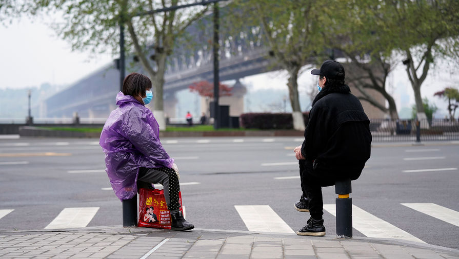Жители Уханя на одной из улиц города, 31 марта 2020 года