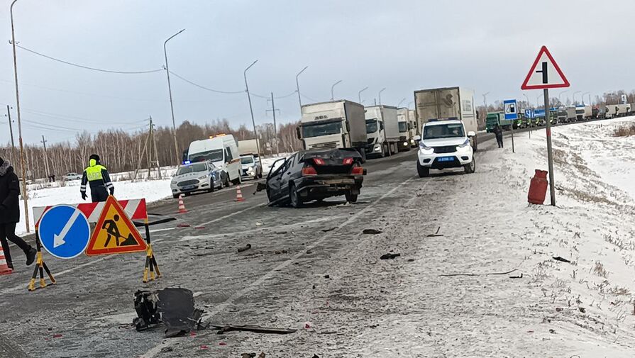 В Тюменской области Лада столкнулась с двумя фурами, водитель погиб