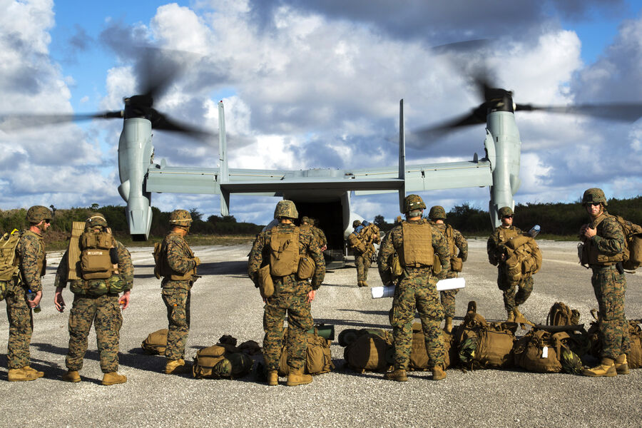 Военнослужащие США на аэродроме North Field в Тиниане, 2013 год
