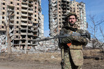 Военнослужащий у разрушенного многоэтажного дома в Авдеевке, февраль 2024 года