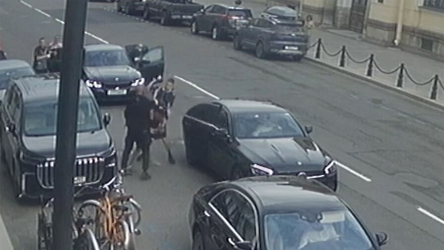 На видео попала драка рэперов Obladaet и OG Buda на трассе в Москве