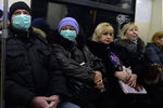 Пассажиры Московского метрополитена в защитных масках