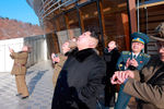 Северокорейский лидер Ким Чен Ын наблюдает запуск ракеты-носителя