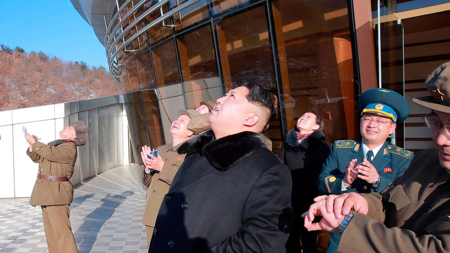 Северокорейский лидер Ким Чен Ын наблюдает запуск ракеты-носителя