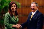 Кристина Фернандес де Киршнер, президент Аргентины (с 10 декабря 2007 года по 10 декабря 2015 года) и Рауль Кастро, 2009 год 