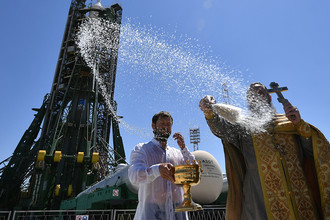 Обряд освящения ракеты-носителя «Союз-ФГ» с кораблем «Союз МС-05» на космодроме Байконур перед стартом на МКС, 27 июля 2017 года