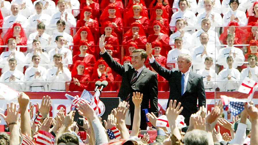 Президент Грузии Михаил Саакашвили и президент США Джордж Буш на&nbsp;площади Свободы в&nbsp;Тбилиси, 2005&nbsp;год