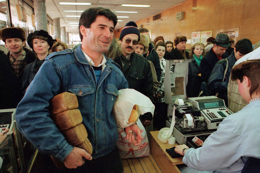 Покупатель с&nbsp;хлебом в&nbsp;магазине в&nbsp;Москве накануне повышения цен, 1 апреля 1991 года