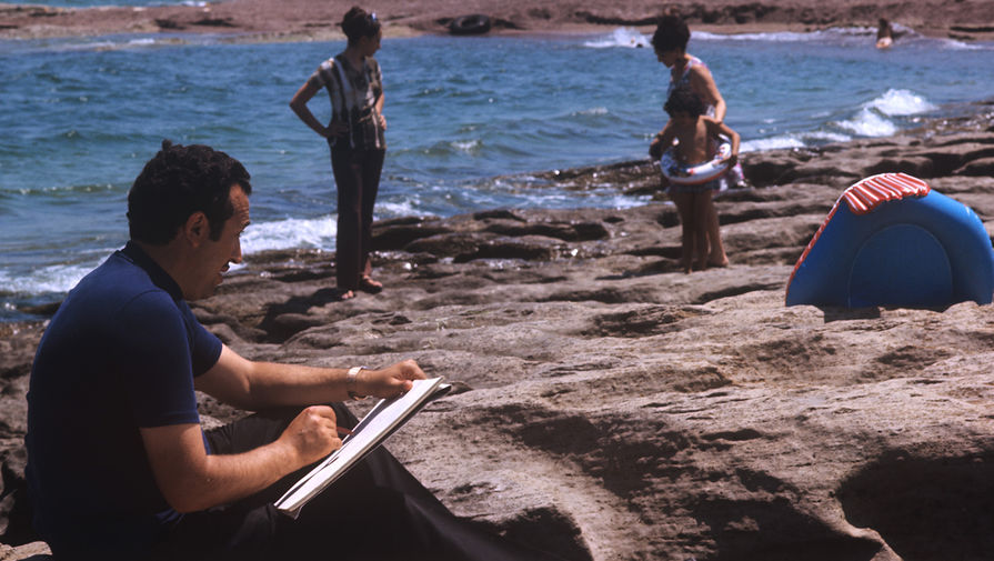 Художник Таир Салахов с семьей у моря, 1971 год