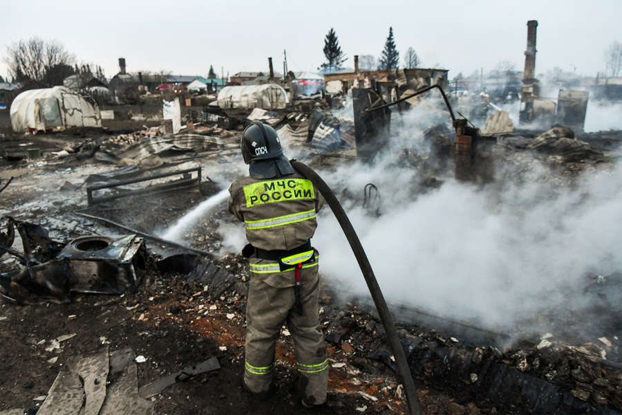 Сотрудник противопожарной службы МЧС России тушит пожар в&nbsp;жилом секторе, 8&nbsp;мая 2022&nbsp;года