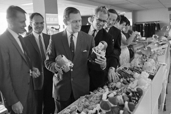 Министр Великобритании по&nbsp;делам Шотландии Уильям Росс (второй слева) во время посещения магазина русских сувениров &laquo;Березка&raquo; в&nbsp;Москве, 1967&nbsp;год
